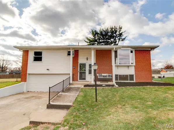 321 Mercury Dr, Godfrey, IL 62035