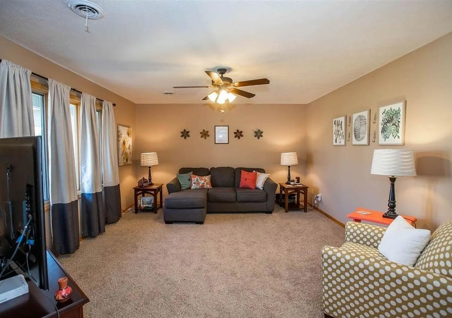 Minutes From Ogden Gate! Large Backyard! — Photo 4