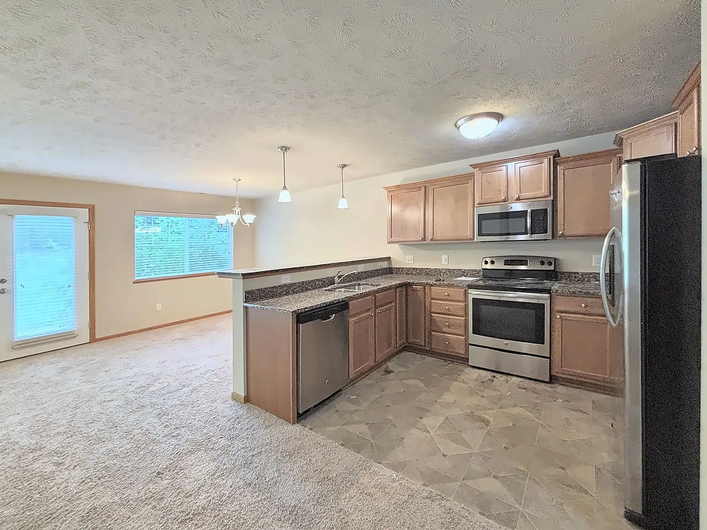 7923 S 162nd St 3 Bed/2.5 Bath End-Unit Townhome in Millard School District | 2-Car Garage, Prima... — Photo 3