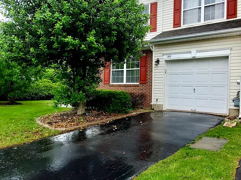 143 Hunt Club Dr — Photo 1