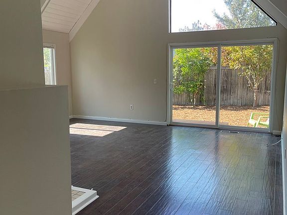 4th image of 372 Dahlia Dr