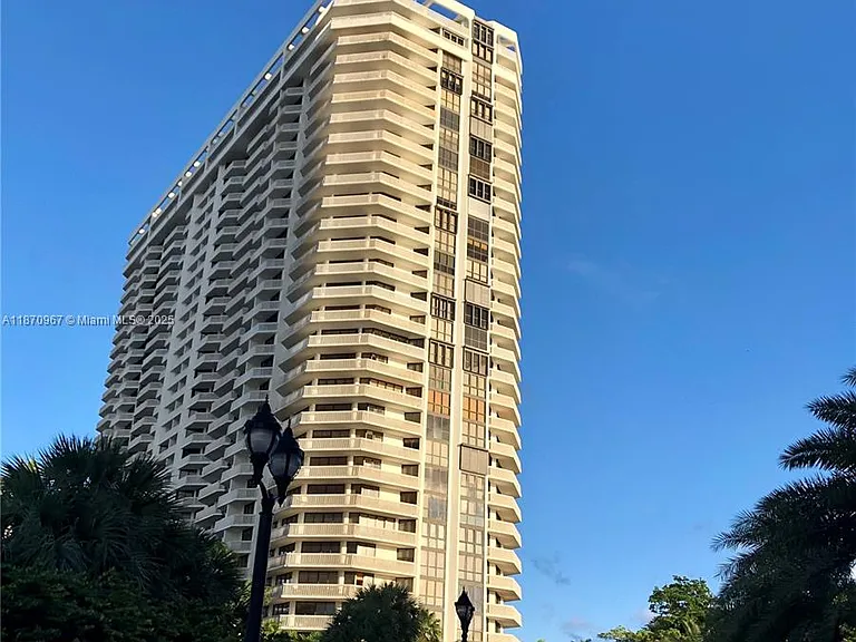 1000 W Island Blvd #712 — Photo 4