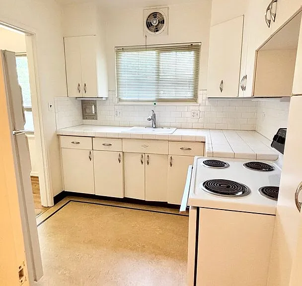 T0131 - Claremont Apartments — Photo 14