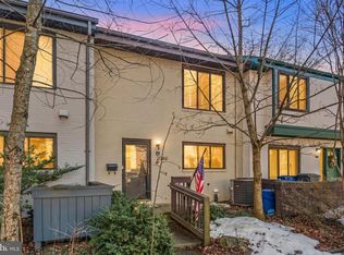 2046 Golf Course Dr, Reston, VA 20191