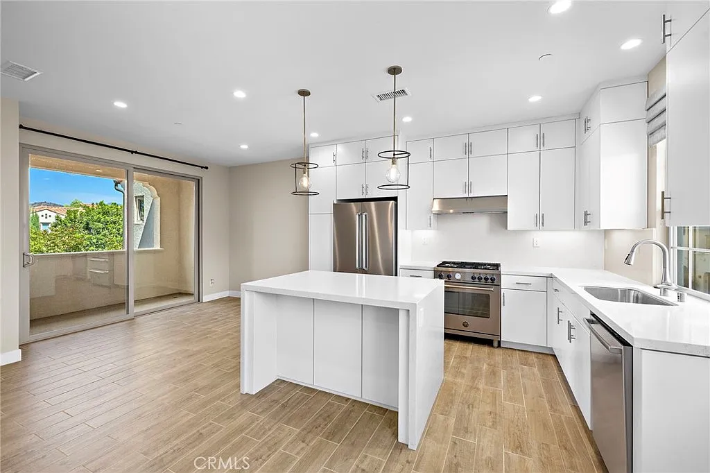 3 bed, 3.5 bath, 1500 sqft, $4,700 — Photo 3