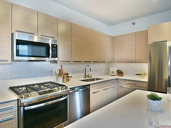 2nd image of 934 W Madison St #2907