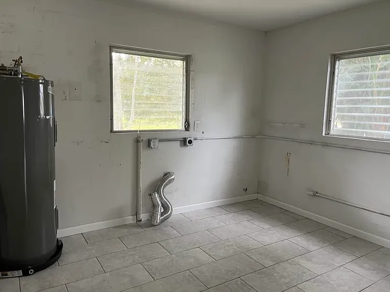 905 W 1st St — Photo 10