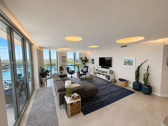2nd image of 17111 Biscayne Blvd Unit 1610