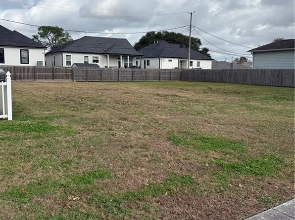 321 Bear Dr, Arabi, LA 70032