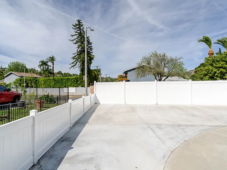7570 Chaminade Ave — Photo 22