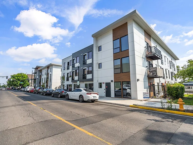 121 S Holly — Photo 17