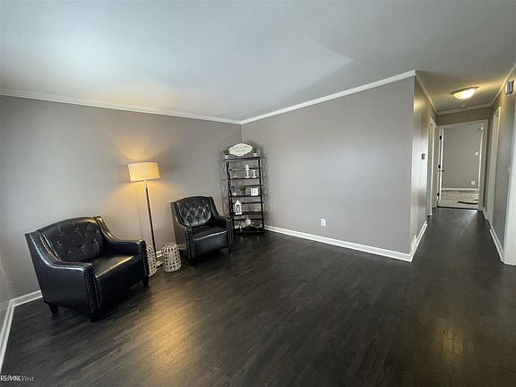 5th image of 23412 Grove St