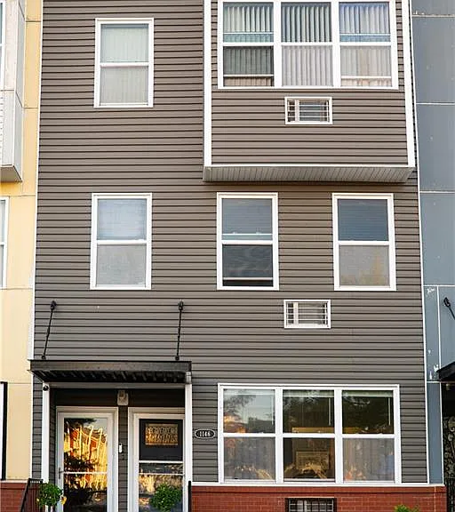 1146 Essex St #1 — Photo 1