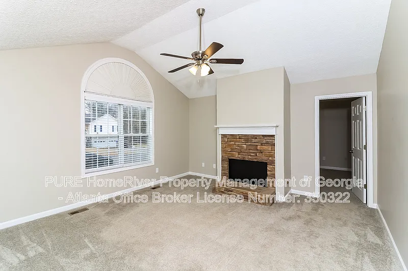 3 bed, 2.0 bath, 1302 sqft, $1,695 — Photo 2