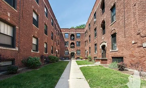 2890-32876 N Clark St Photo 1