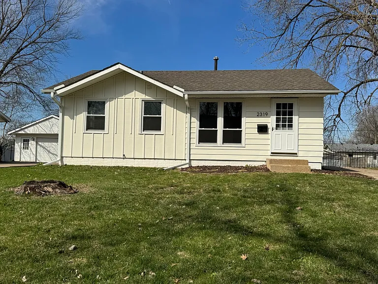 2319 Pinehurst Dr — Photo 2