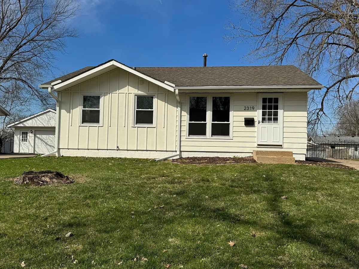 Building Photo - 2319 Pinehurst Dr