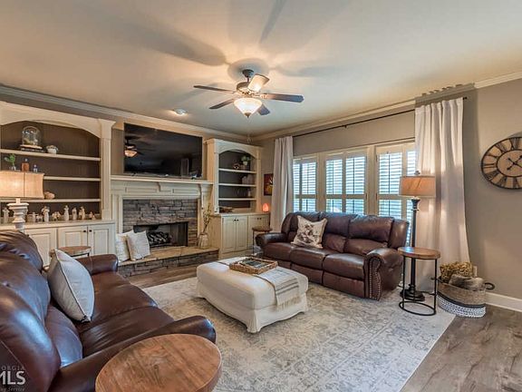 4th image of 575 Richmond Pl