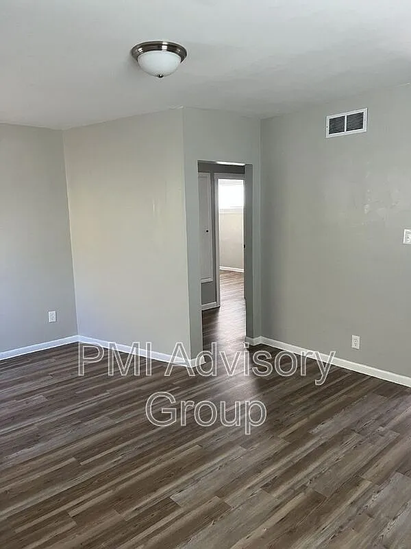 2 bed, 1.0 bath, 810 sqft, $950 — Photo 2