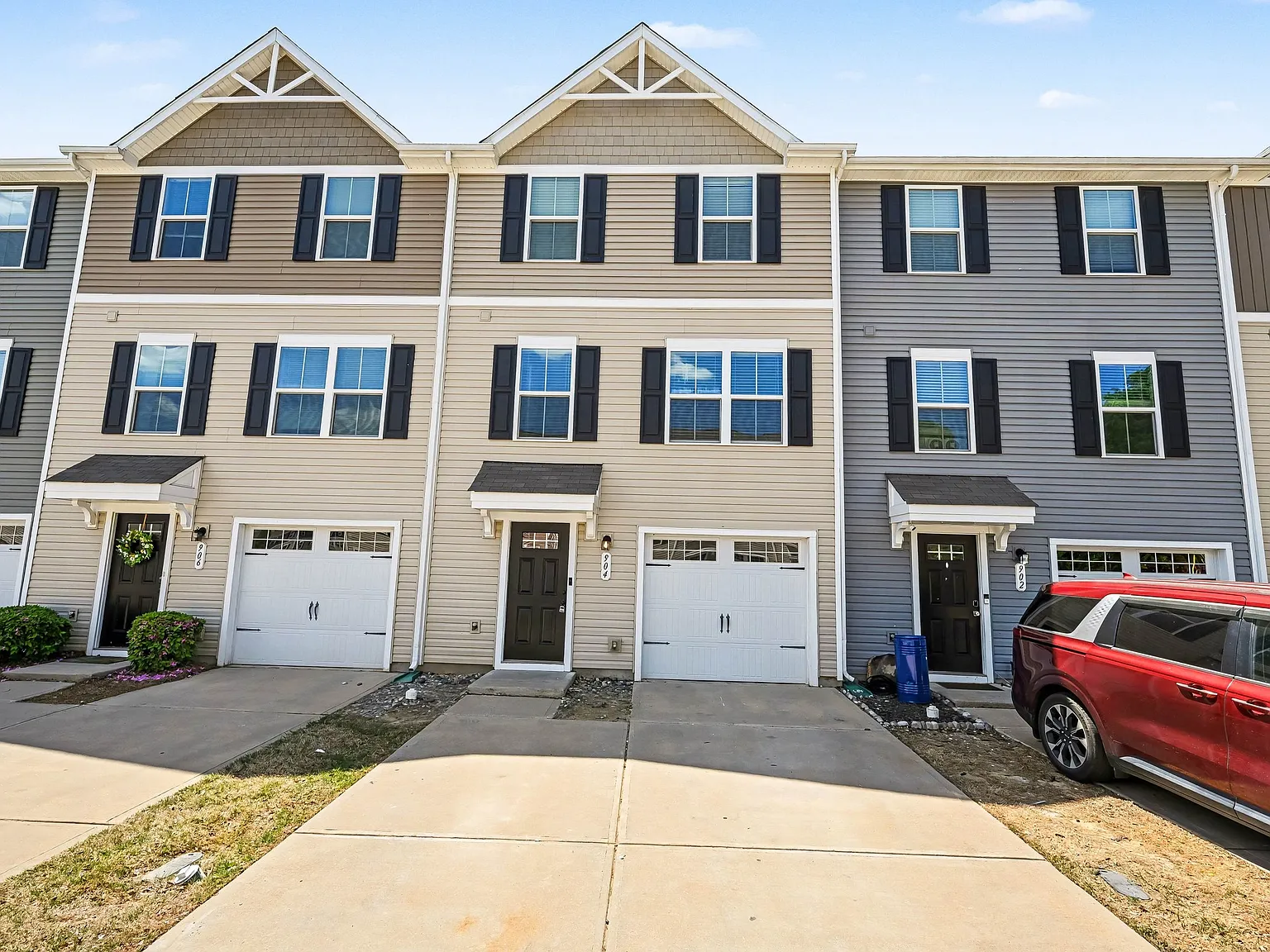 3 bed, 2.5 bath, 1589 sqft, $2,200 — Photo 4