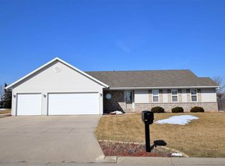392 Longwood Ln, Wrightstown, WI 54180