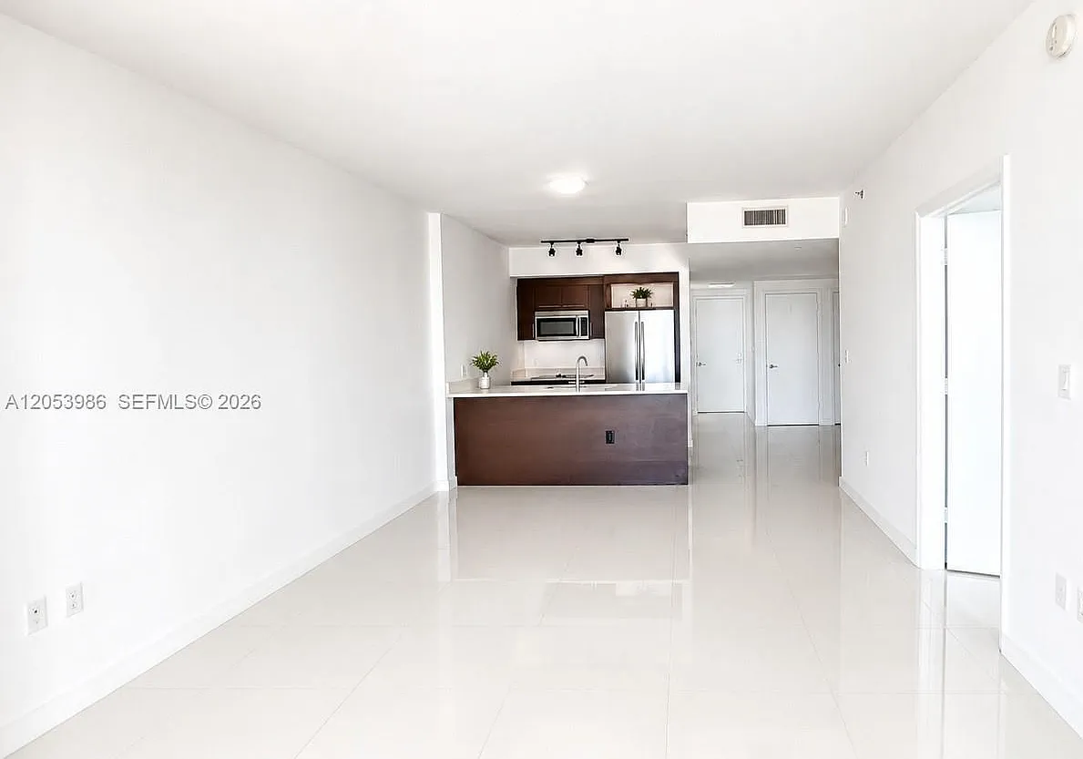 500 Brickell E — Photo 2