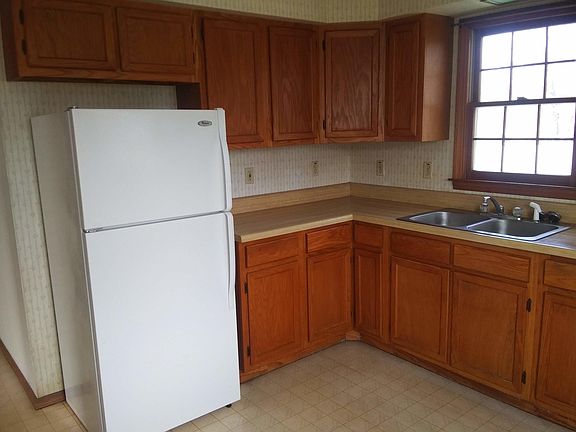 3rd image of 1046 Robertson St