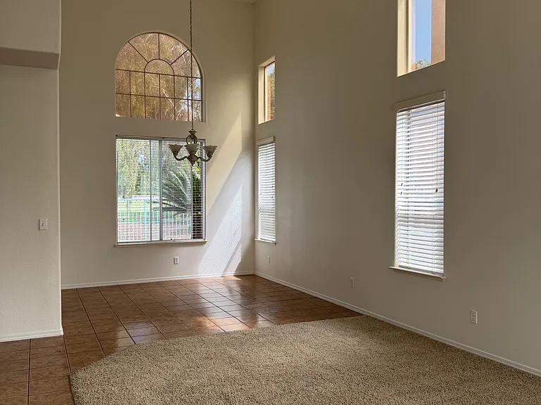 150 Lake Dr — Photo 2