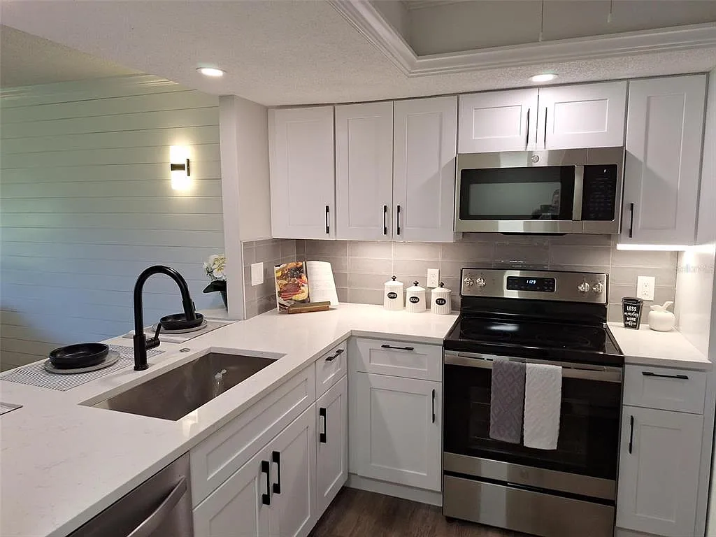 2 bed, 2.5 bath, 1066 sqft, $1,800 — Photo 2