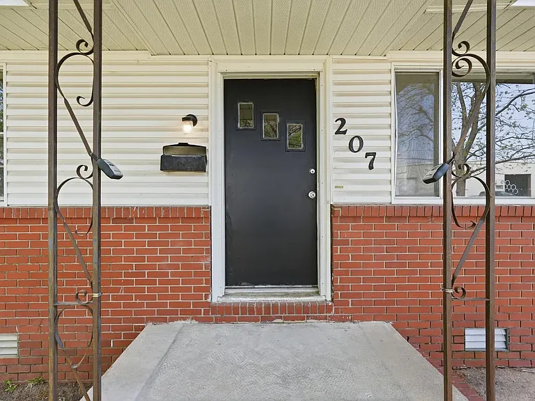 207 S Elm St — Photo 2