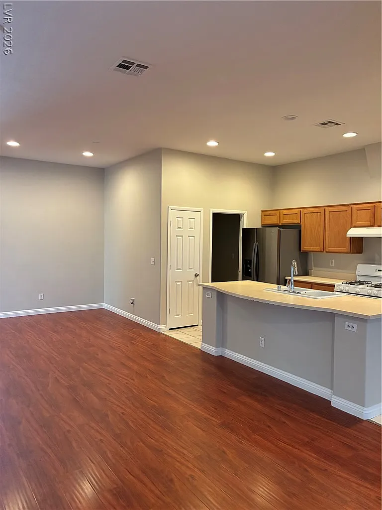 3 bed, 2.0 bath, 1556 sqft, $1,799 — Photo 3