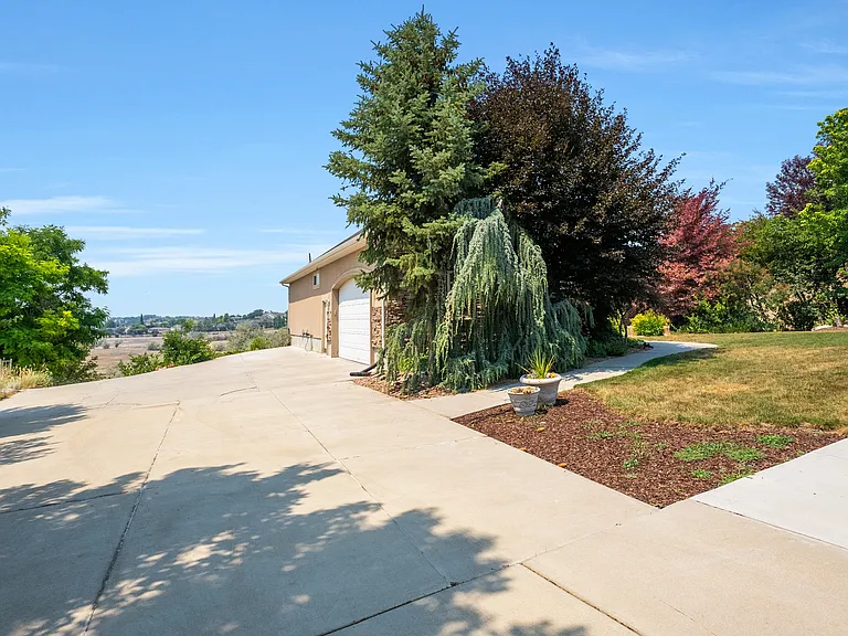 722 W Webb Rd — Photo 42