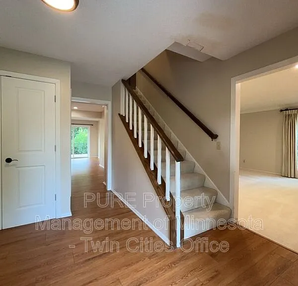 7420 Hyde Park Cir — Photo 2