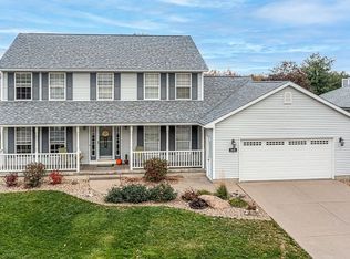 515 Mary Jo Ave, Robins, IA 52328