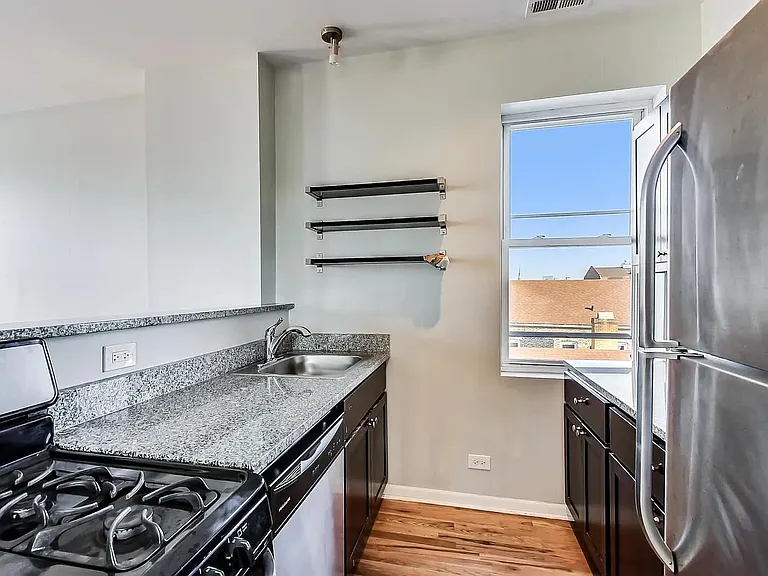 1525 W 17th St #4 — Photo 3