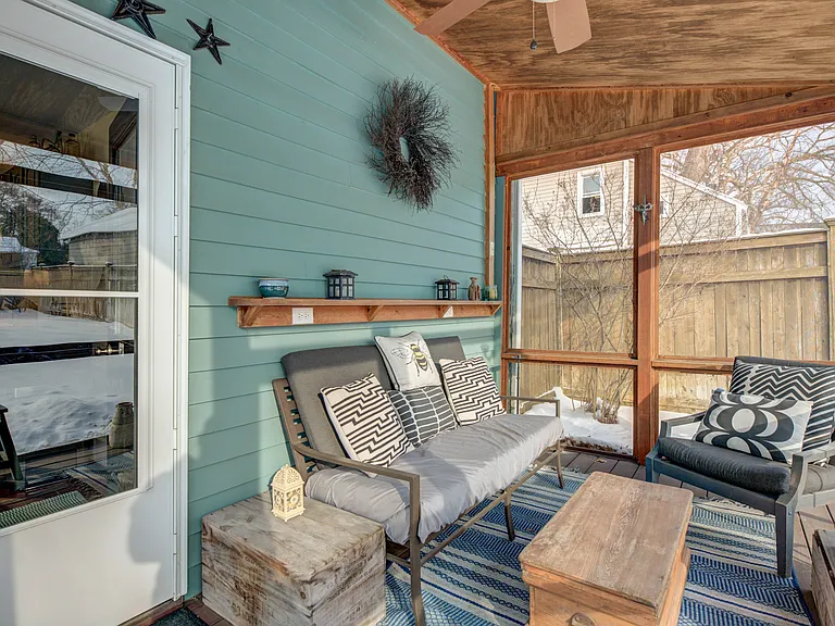 Private screened in porch and private entrance to apartment