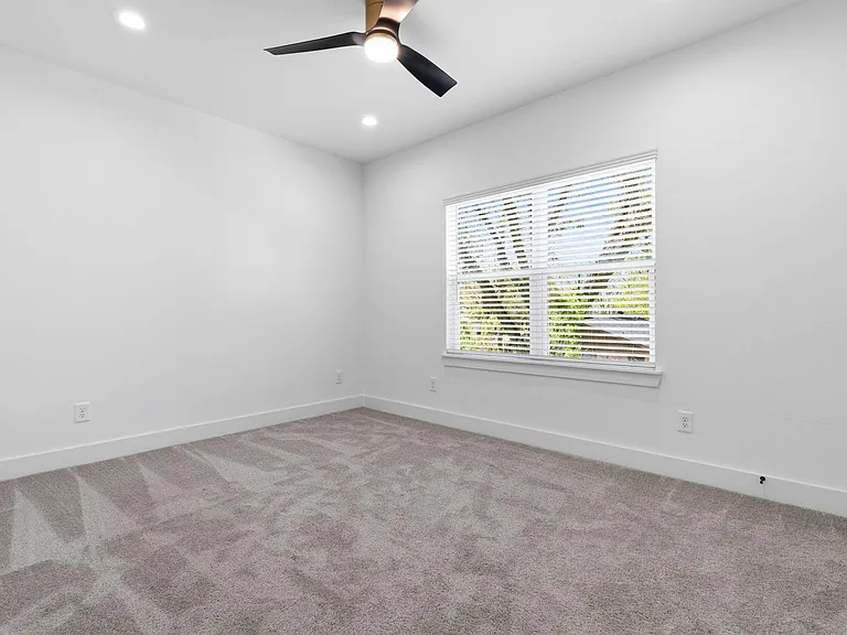 8805 Parkway Dr — Photo 15
