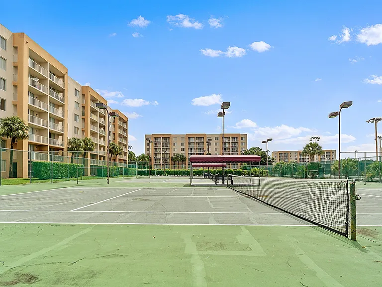Tennis Towers Apartments — Photo 36