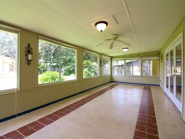 1311 Glenview Ln — Photo 29