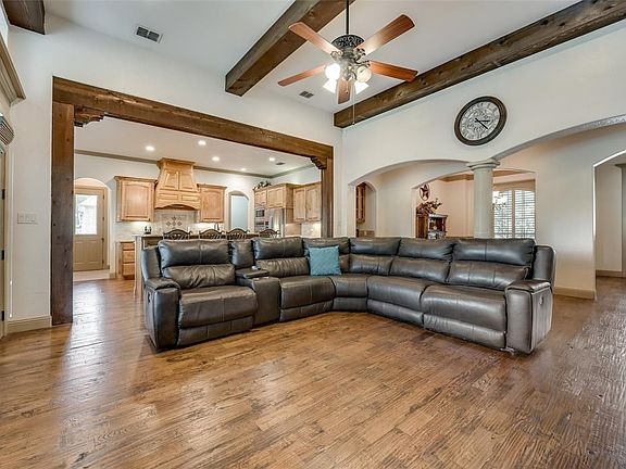 4th image of 1013 Crown Valley Dr
