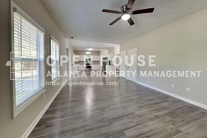 4 bed, 2.5 bath, 2111 sqft, $2,285 — Photo 3
