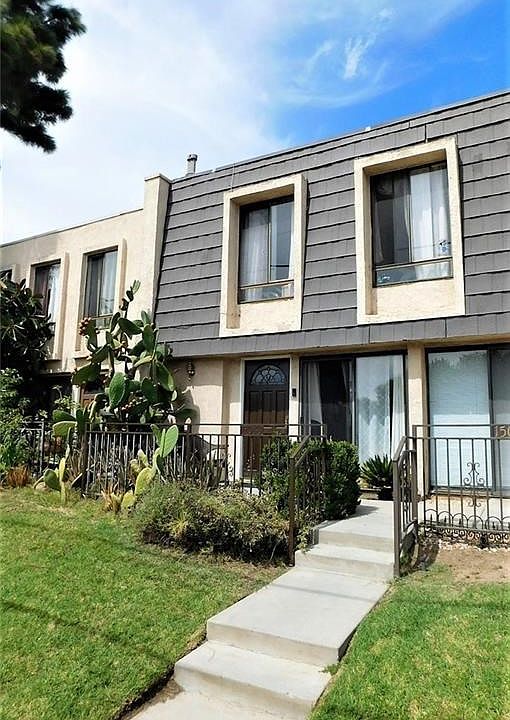 1st image of 15049 Chatsworth St