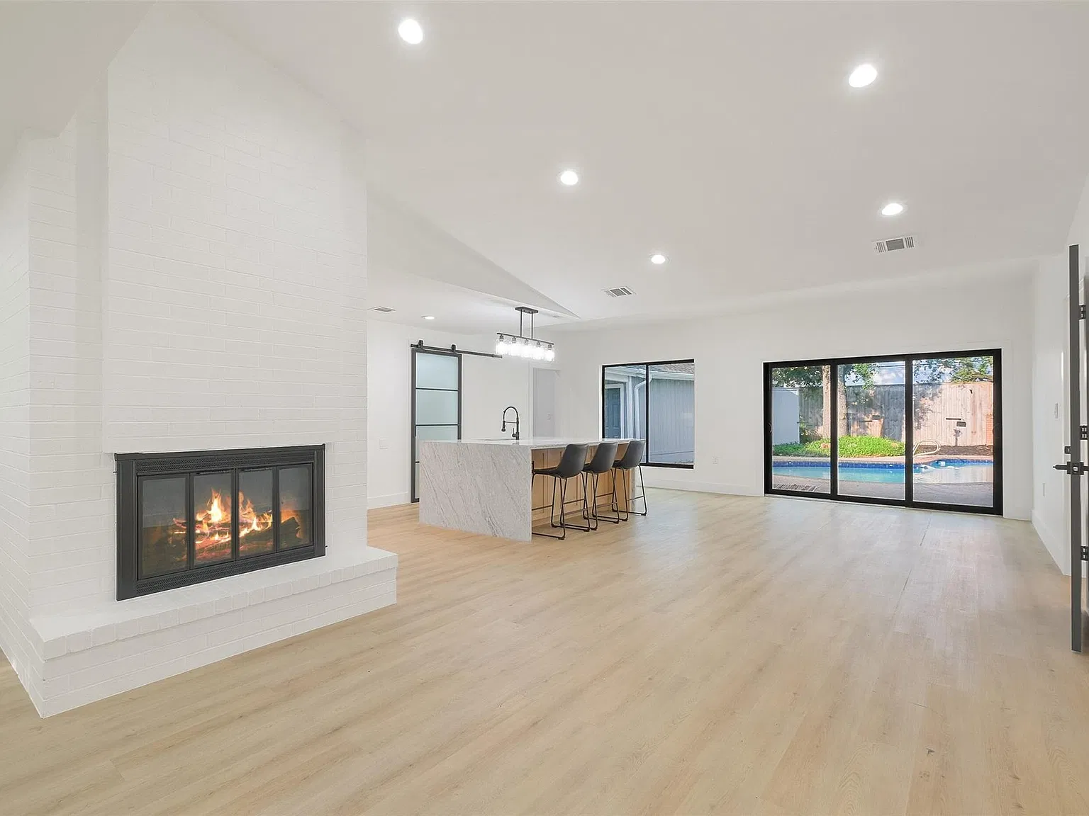 4 bed, 3.5 bath, 2650 sqft, $4,000 — Photo 4