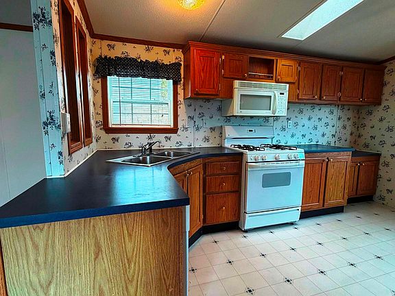 2nd image of 6 Hilltop Manor Mobile Home Park