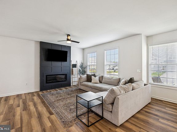 5th image of 312 Boxelder Dr