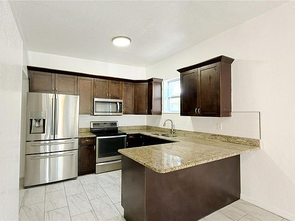 3rd image of 2332 W Pine St