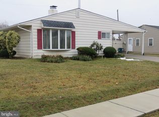 120 Pinewood Dr, Levittown, PA 19054