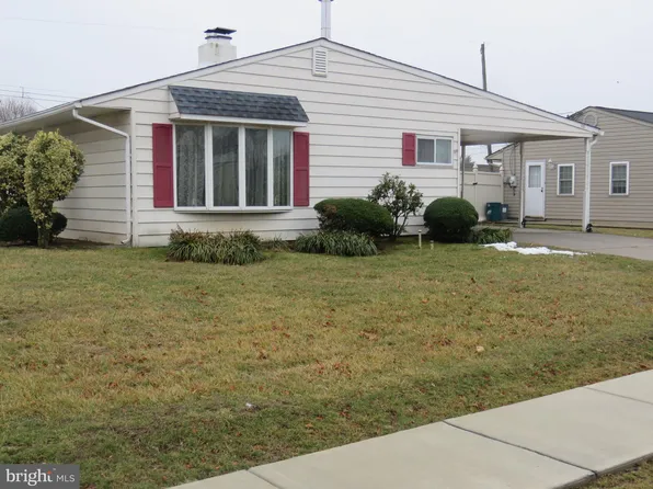 120 Pinewood Dr, Levittown, PA 19054