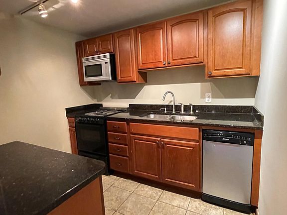 3rd image of 633 Robert St S APT 202