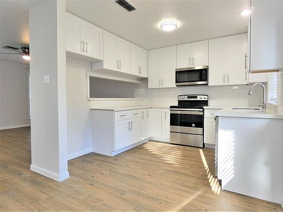 3rd image of 606 Golfview Dr